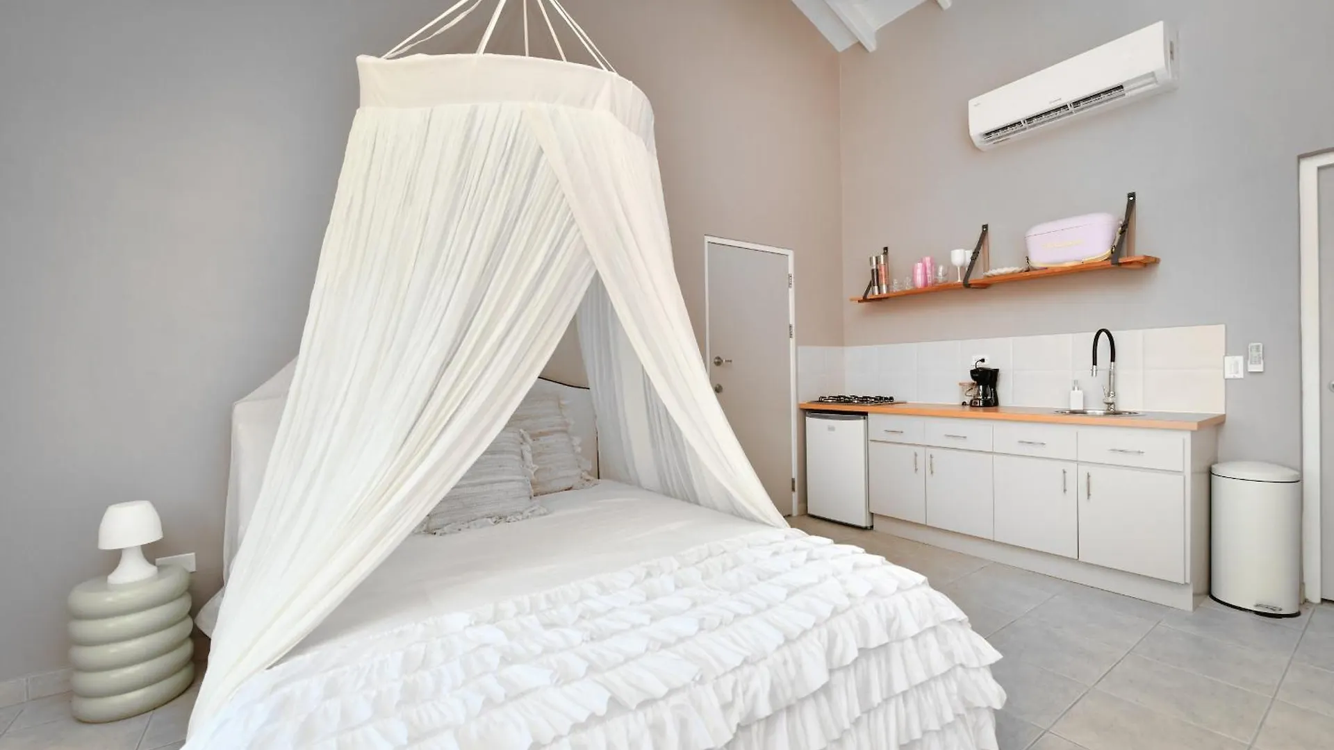 Moderne Studio Sun Dichtbij De Zee Met Zwembad location